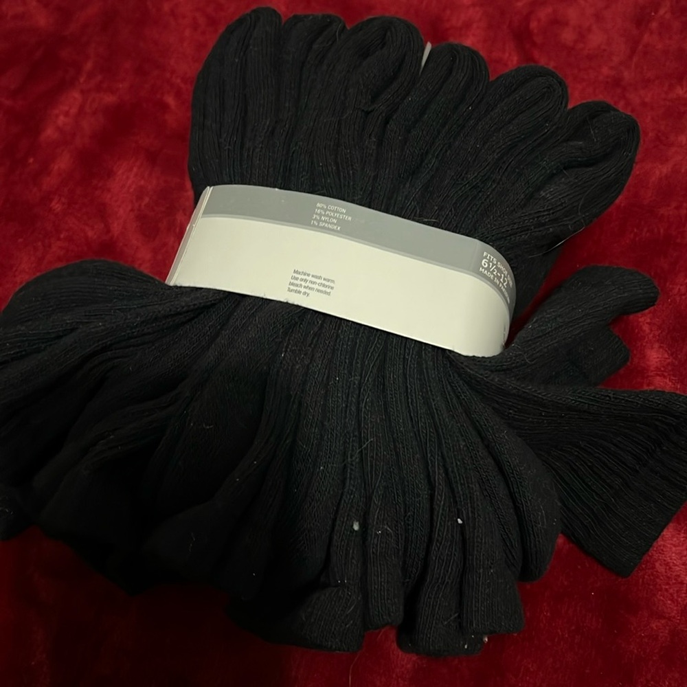 6 pair pkg men’s black crew socks. Size 6.5-12
